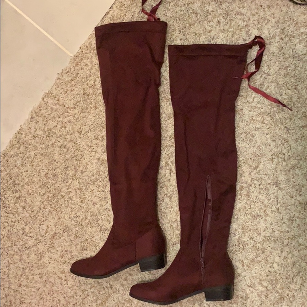 🎉 BRAND NEW IN BOX burgundy boots 🎉